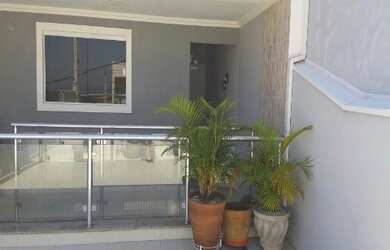 Imagem: A casa possui 2 Dormitórios, 1 Suíte, 2 Banheiros, 2 Vagas