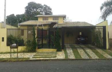 Imagem: A casa possui 3 Dormitórios, 1 Suíte, 2 Banheiros, 300m²