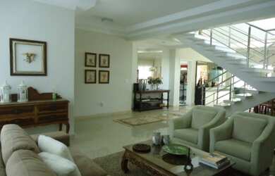 Imagem: A casa em condomínio possui 4 Dormitórios, 4 Suítes, 6 Banheiros