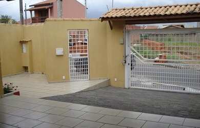 Imagem: A casa possui 3 Dormitórios, 1 Suíte, 3 Banheiros, 4 Vagas