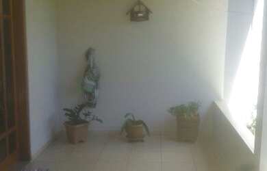 Imagem: A casa possui 3 Dormitórios, 3 Banheiros, 4 Vagas na garagem