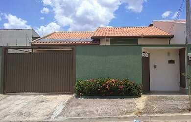 Imagem: A casa possui 3 Dormitórios, 1 Suíte, 3 Banheiros, 2 Vagas