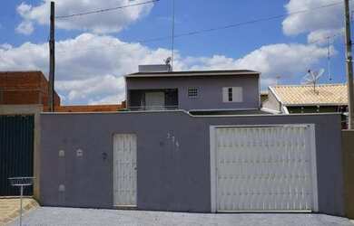 Imagem: A casa possui 3 Dormitórios, 1 Suíte, 250m² de Área e está