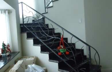 Imagem: A casa em condomínio possui 4 Dormitórios, 4 Suítes, 6 Banheiros