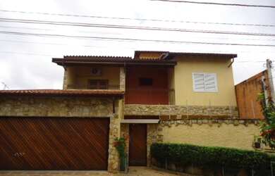 Imagem: A casa possui 3 Dormitórios, 1 Suíte, 4 Banheiros, 3 Vagas