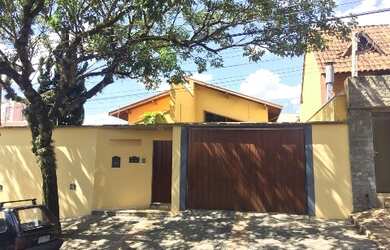 Imagem: A casa possui 3 Dormitórios, 1 Suíte, 3 Banheiros, 2 Vagas