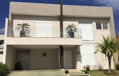 Imagem: A casa em condomínio possui 3 Dormitórios, 3 Suítes, 5 Banheiros