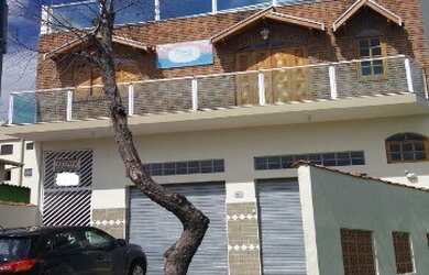 Imagem: A casa possui 2 Dormitórios, 1 Banheiro, 1 Vaga na garagem