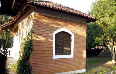 Imagem: A chácara possui 4 Dormitórios, 1 Suíte e 2000m² de Área