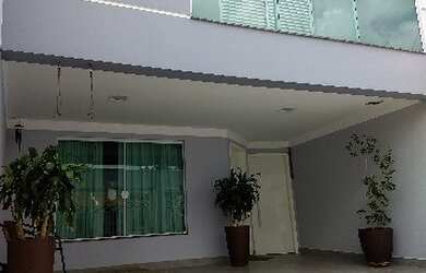 Imagem: A casa possui 3 Dormitórios, 1 Suíte, 3 Banheiros, 2 Vagas