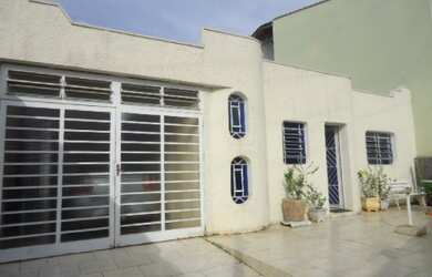 Imagem: A loja possui 3 Dormitórios, 1 Suíte, 2 Banheiros, 1 Vaga