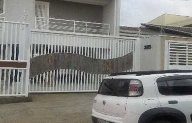 Imagem: A casa possui 3 Dormitórios, 3 Suítes, 1 Banheiro, 3 Vagas