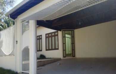 Imagem: A casa possui 3 Dormitórios, 1 Suíte, 4 Vagas na garagem