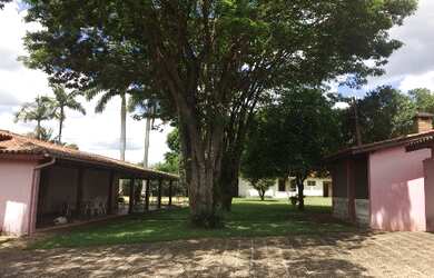 Imagem: A chácara possui 3 Dormitórios, 2 Banheiros, 2 Vagas na garagem