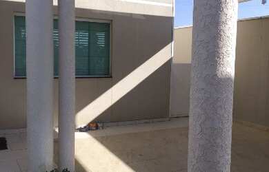 Imagem: A casa possui 3 Dormitórios, 1 Banheiro, 2 Vagas na garagem