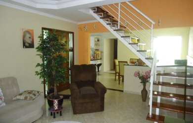 Imagem: A casa possui 4 Dormitórios, 2 Suítes, 5 Banheiros, 4 Vagas