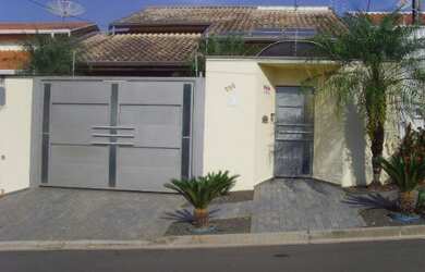 Imagem: A casa possui 3 Dormitórios, 1 Suíte, 2 Banheiros, 2 Vagas