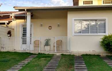 Imagem: A casa em condomínio possui 2 Dormitórios, 1 Suíte, 2 Banheiros