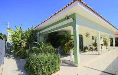 Imagem: A casa possui 3 Dormitórios, 3 Suítes, 2 Banheiros, 3 Vagas