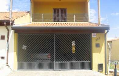 Imagem: A casa possui 3 Dormitórios, 1 Suíte, 2 Banheiros, 2 Vagas