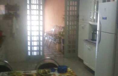 Imagem: A casa possui 2 Dormitórios, 1 Banheiro, 2 Vagas na garagem