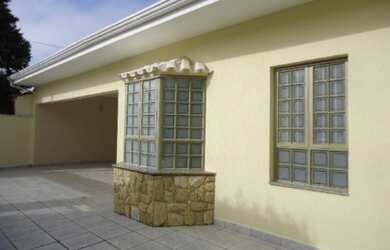 Imagem: A casa possui 4 Dormitórios, 2 Suítes, 3 Banheiros, 4 Vagas