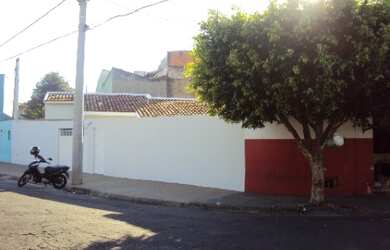 Imagem: A casa possui 1 Dormitório, 2 Banheiros, 2 Vagas na garagem