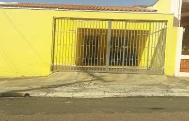 Imagem: A casa possui 3 Dormitórios, 1 Suíte, 1 Banheiro, 2 Vagas