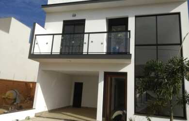 Imagem: A casa em condomínio possui 3 Dormitórios, 3 Suítes, 4 Banheiros