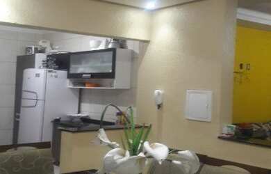 Imagem: A casa possui 3 Dormitórios, 2 Banheiros, 2 Vagas na garagem