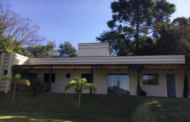 Imagem: A chácara possui 3 Dormitórios, 1 Suíte, 2 Banheiros, 5 Vagas