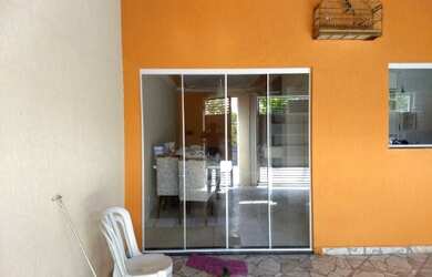 Imagem: A casa possui 2 Dormitórios, 1 Banheiro, 2 Vagas na garagem