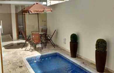 Imagem: A casa possui 3 Dormitórios, 1 Suíte, 3 Banheiros, 4 Vagas