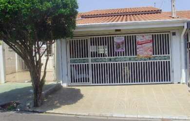 Imagem: A casa possui 3 Dormitórios, 1 Banheiro, 2 Vagas na garagem