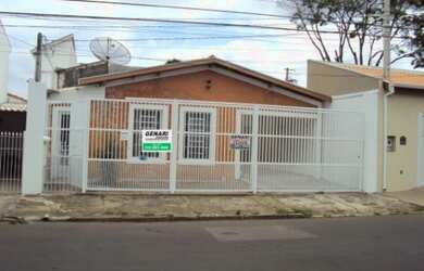 Imagem: A casa possui 3 Dormitórios, 2 Banheiros, 2 Vagas na garagem