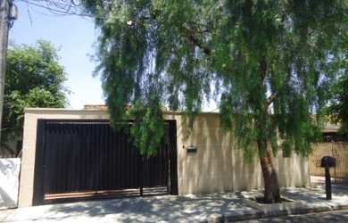 Imagem: A casa possui 2 Dormitórios, 1 Banheiro, 3 Vagas na garagem