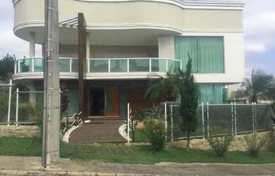 Imagem: A casa em condomínio possui 5 Dormitórios, 4 Suítes, 6 Banheiros