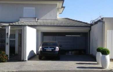 Imagem: A casa possui 3 Dormitórios, 3 Suítes, 5 Banheiros, 4 Vagas