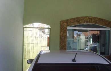 Imagem: A casa possui 3 Dormitórios, 2 Suítes, 2 Vagas na garagem