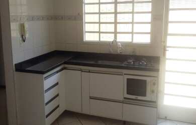 Imagem: A casa possui 3 Dormitórios, 1 Suíte, 2 Banheiros, 2 Vagas