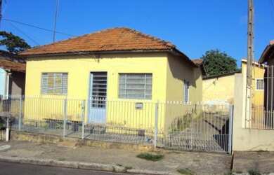 Imagem: A casa possui 3 Dormitórios, 2 Banheiros, 400m² de Área e