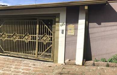 Imagem: A casa possui 3 Dormitórios, 1 Suíte, 2 Banheiros, 250m²