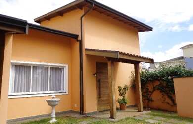 Imagem: A casa possui 3 Dormitórios, 3 Suítes, 5 Banheiros, 4 Vagas