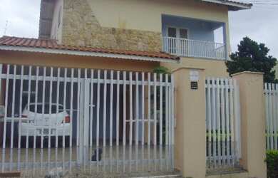 Imagem: A casa possui 3 Dormitórios, 2 Suítes, 4 Banheiros, 4 Vagas