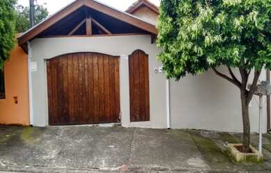 Imagem: A casa possui 3 Dormitórios, 1 Suíte, 3 Banheiros, 3 Vagas