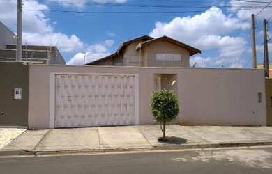 Imagem: A casa possui 3 Dormitórios, 1 Suíte, 2 Banheiros, 2 Vagas