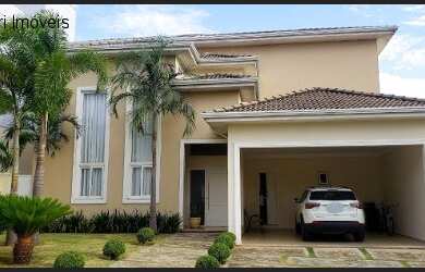 Imagem: A casa em condomínio possui 4 Dormitórios, 2 Suítes, 4 Banheiros