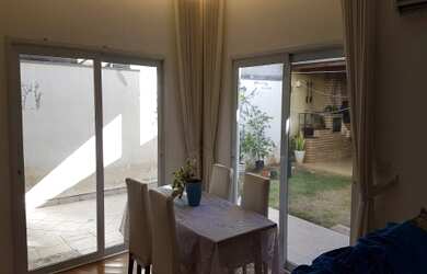 Imagem: A casa possui 3 Dormitórios, 2 Vagas na garagem, 250m² de