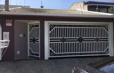 Imagem: A casa possui 3 Dormitórios, 1 Suíte, 2 Banheiros, 2 Vagas