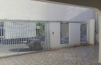 Imagem: A casa possui 4 Dormitórios, 2 Suítes, 4 Banheiros, 6 Vagas